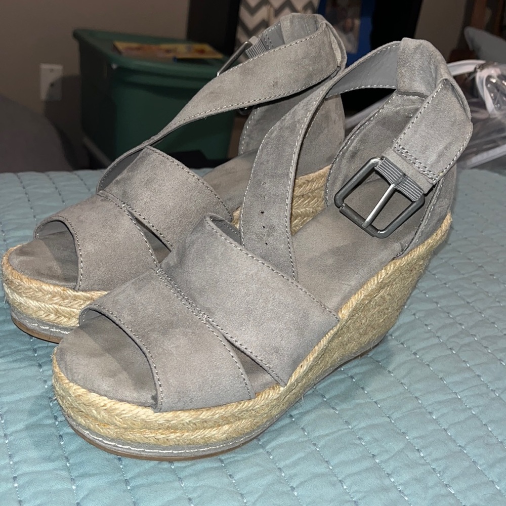 Women’s Gray Woven Universal Thread Wedges